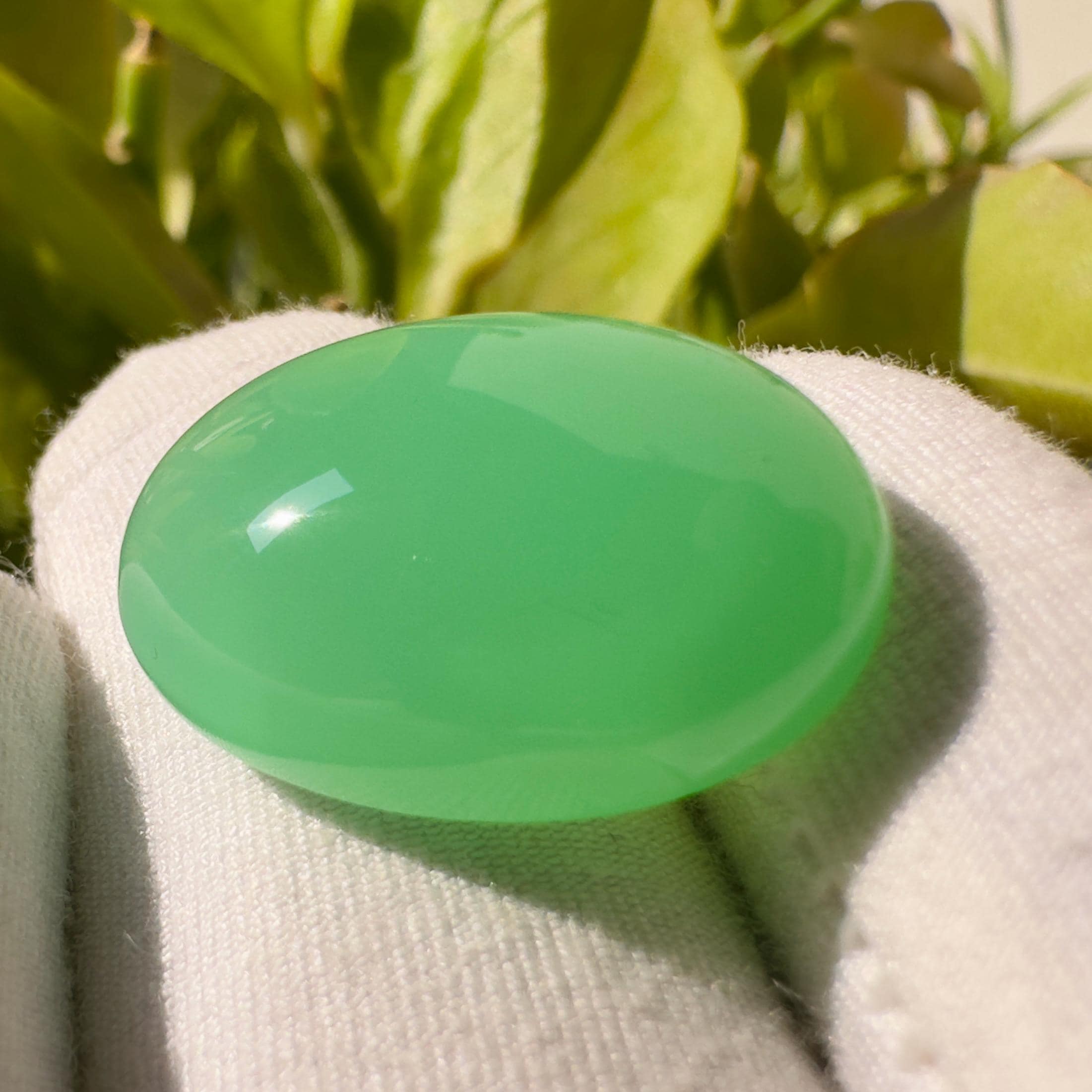 • Stone Name: Natural Chrysoprase • Shape: Oval • Cut: Cabochon • Size: 21 × 15 × 8 mm (Approx) • Weight: 19.40 Carats (Approx) • Quantity: 1 Piece