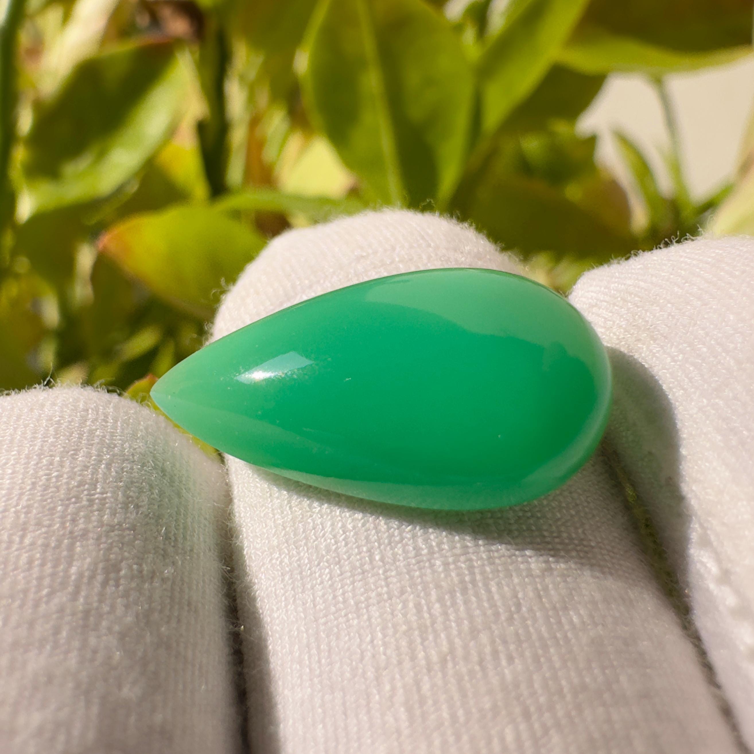 Natural Chrysoprase Pear Cabochon Loose Gemstone 7.75 Carat Green Chrysoprase Stone for Jewelry Making