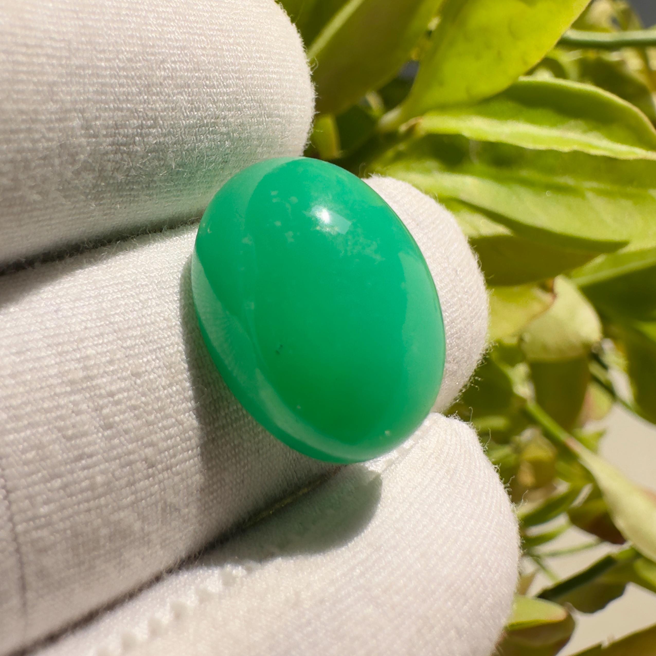 Natural Chrysoprase Oval Cabochon Loose Gemstone 15.75 Carat Green Chrysoprase Stone for Jewelry Making