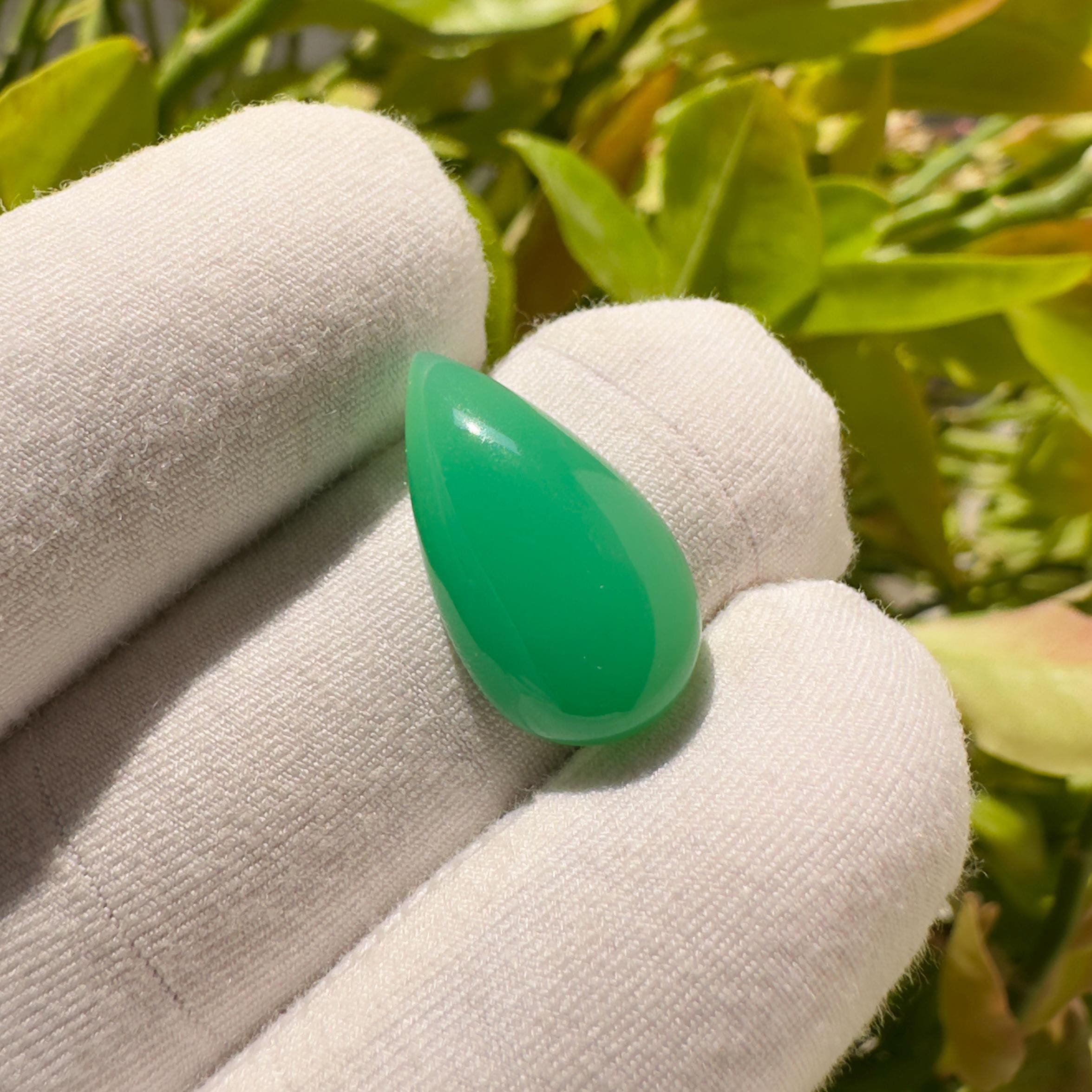 Natural Chrysoprase Pear Cabochon Loose Gemstone 7.75 Carat Green Chrysoprase Stone for Jewelry Making