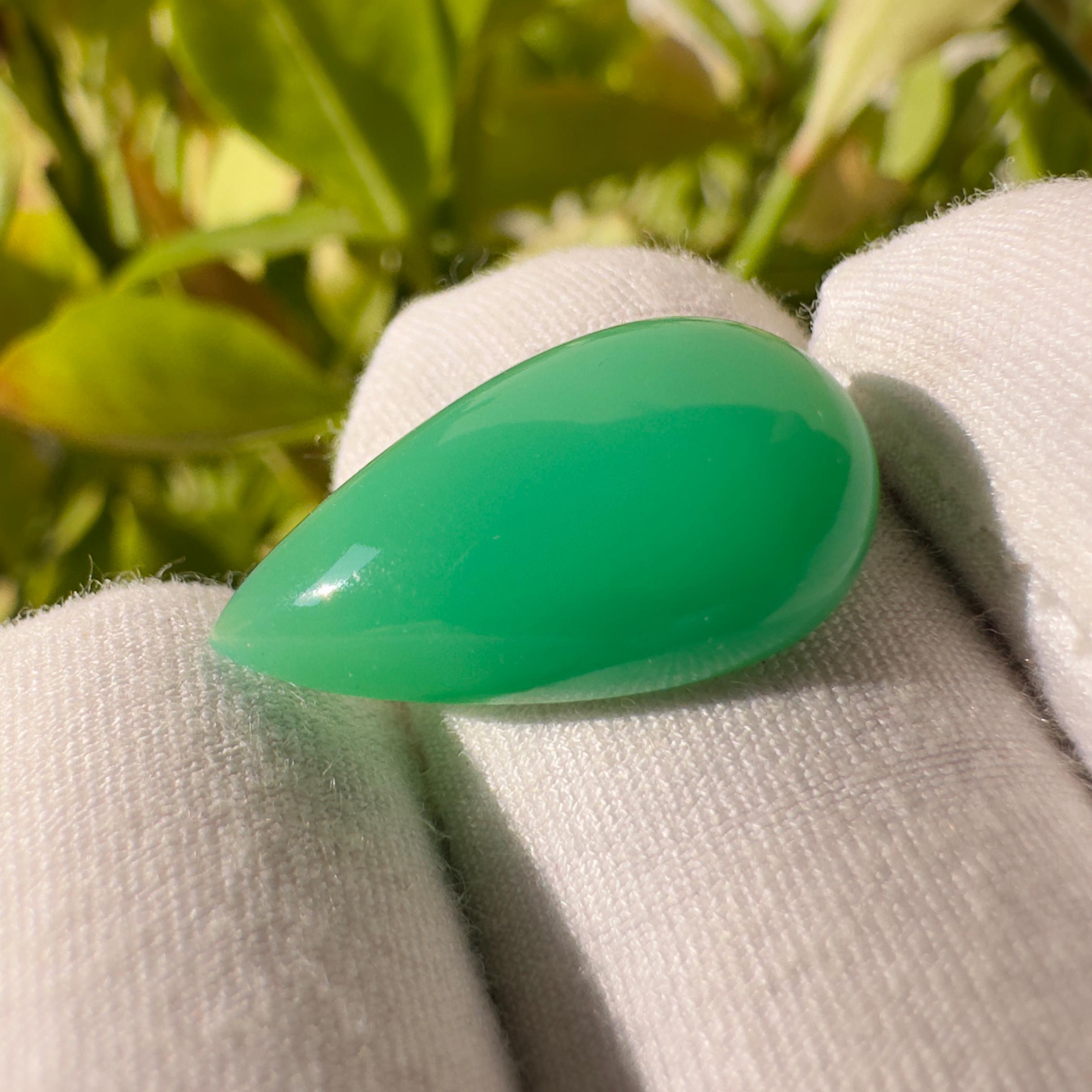 Natural Chrysoprase Pear Cabochon Loose Gemstone 7.75 Carat Green Chrysoprase Stone for Jewelry Making